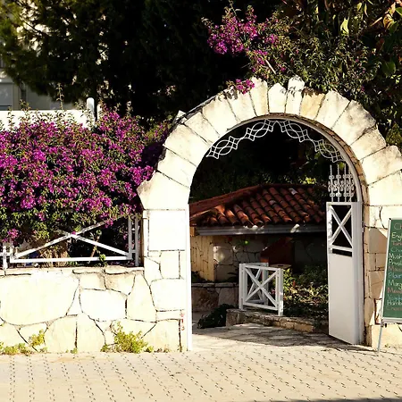 Adora Hotell